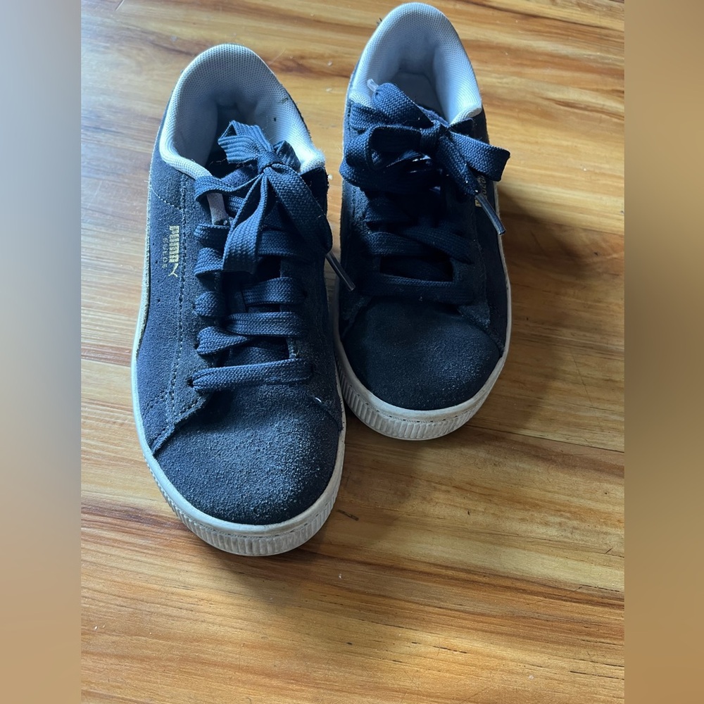 Boys Navy Blue Puma’s sz 1.5 replacement box USED